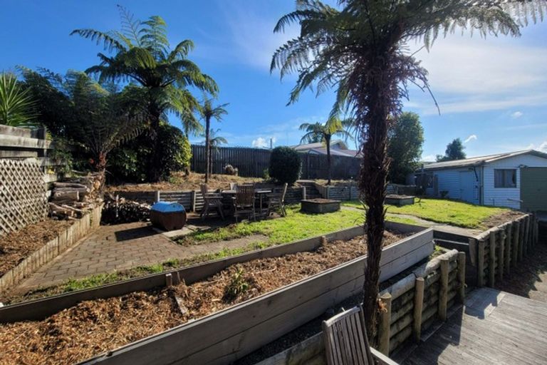 Photo of property in 43 Whitechapel Grove, Stokes Valley, Lower Hutt, 5019