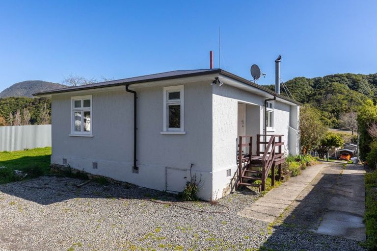 Photo of property in 49 Hampden Street, Picton, 7220