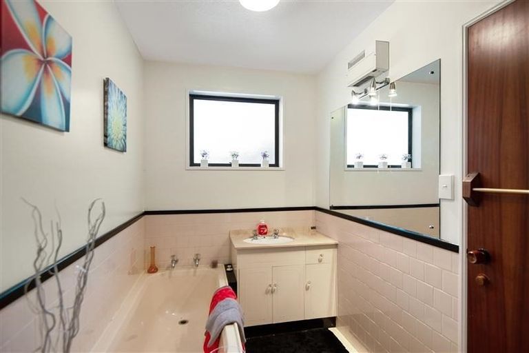 Photo of property in 2/18a Taupata Street, Redcliffs, Christchurch, 8081