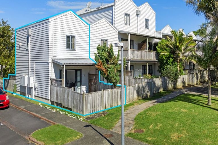 Photo of property in 1/8 Carolina Place, Albany, Auckland, 0632
