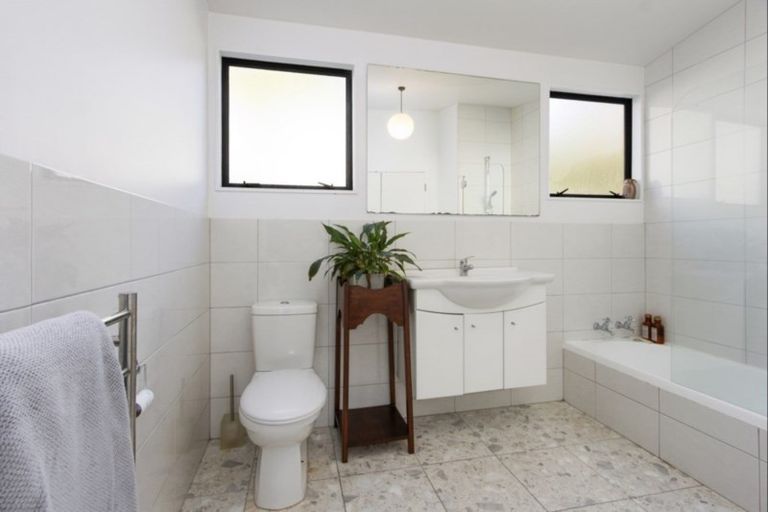 Photo of property in 9 Onewa Road, Northcote, Auckland, 0627