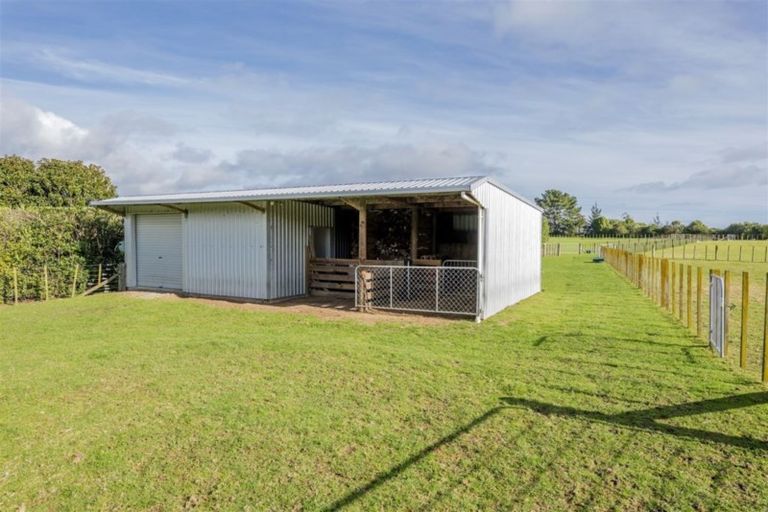 Photo of property in 28 Waipuna Grove, Levin, 5571