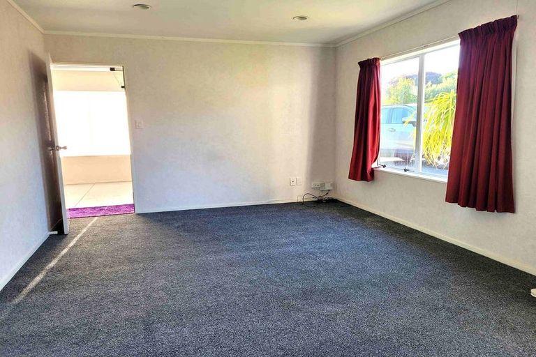 Photo of property in 14 Lanier Place, Glendene, Auckland, 0602