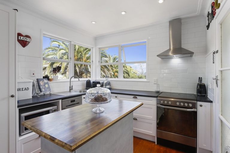 Photo of property in 30 Arosa Place, Forrest Hill, Auckland, 0620