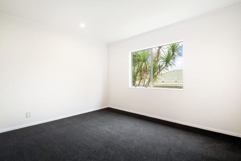 Photo of property in 2/7 Taurus Crescent, Beach Haven, Auckland, 0626