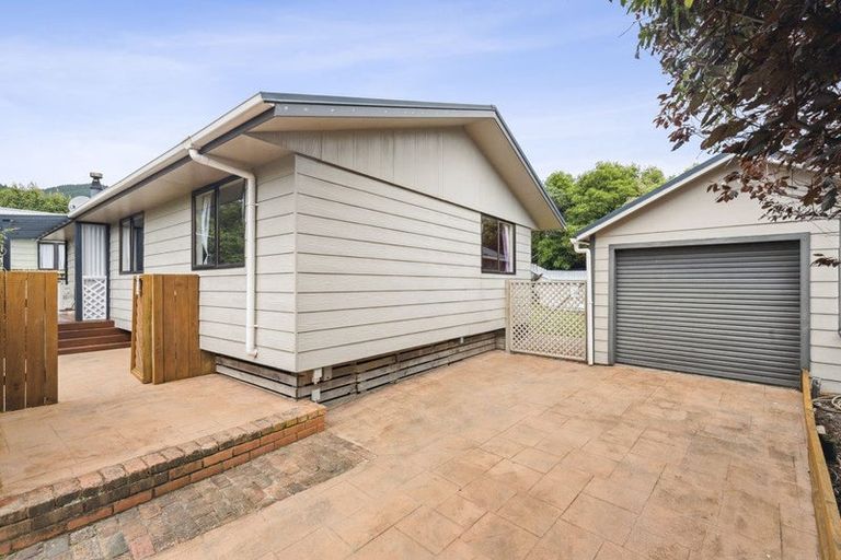 Photo of property in 25 Hookway Grove, Paraparaumu, 5032
