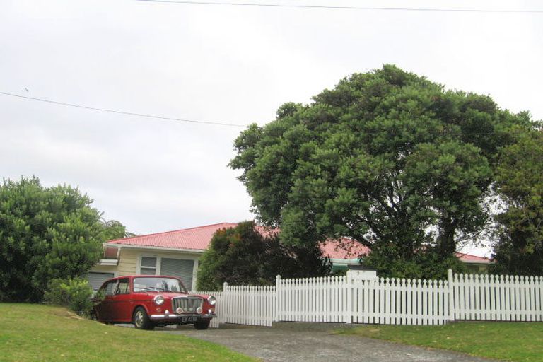 Photo of property in 7 Woodstock Terrace, Tawa, Wellington, 5028
