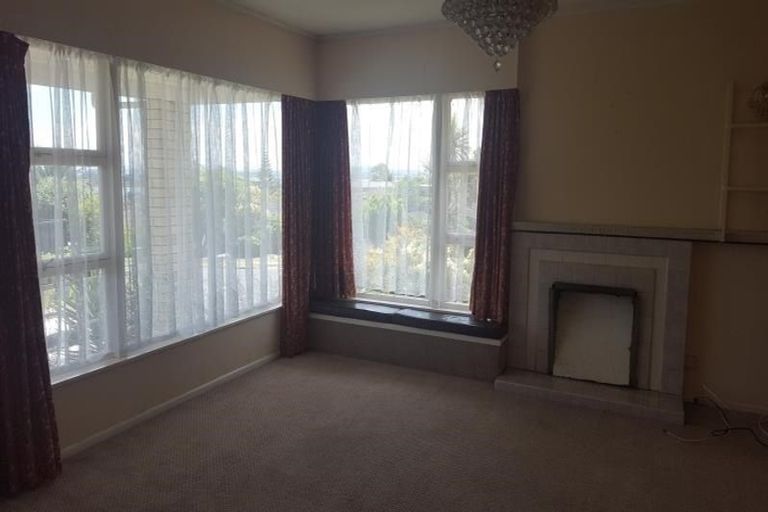 Photo of property in 25 Ellesmere Crescent, Pakuranga Heights, Auckland, 2010