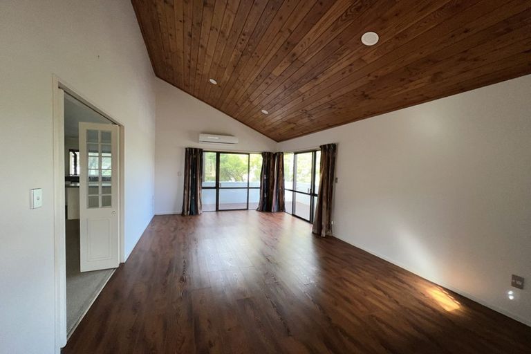 Photo of property in 4 Oystergrove Road, West Harbour, Auckland, 0618