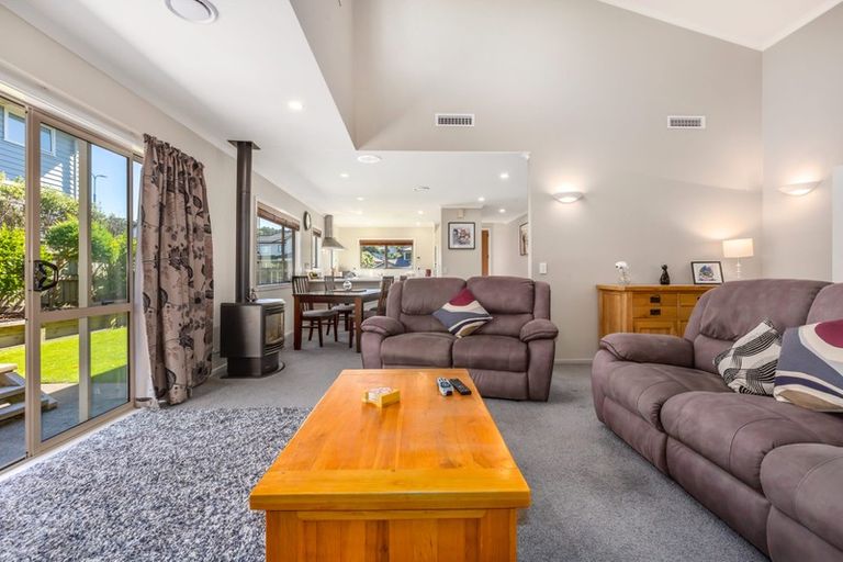 Photo of property in 10 Routeburn Avenue, Aotea, Porirua, 5024