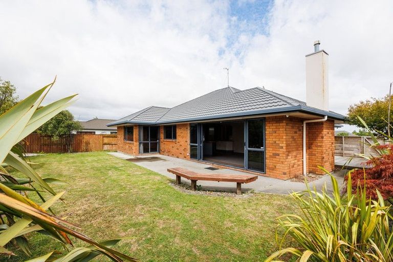 Photo of property in 12 Johnstone Drive, Fitzherbert, Palmerston North, 4410