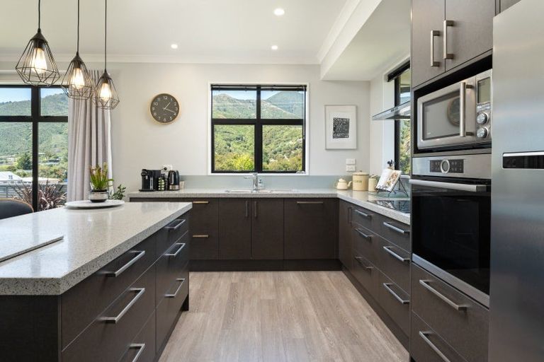 Photo of property in 10 Admiralty Place, Waikawa, Picton, 7220