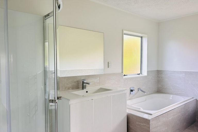 Photo of property in 22 Tetrarch Place, Totara Vale, Auckland, 0629
