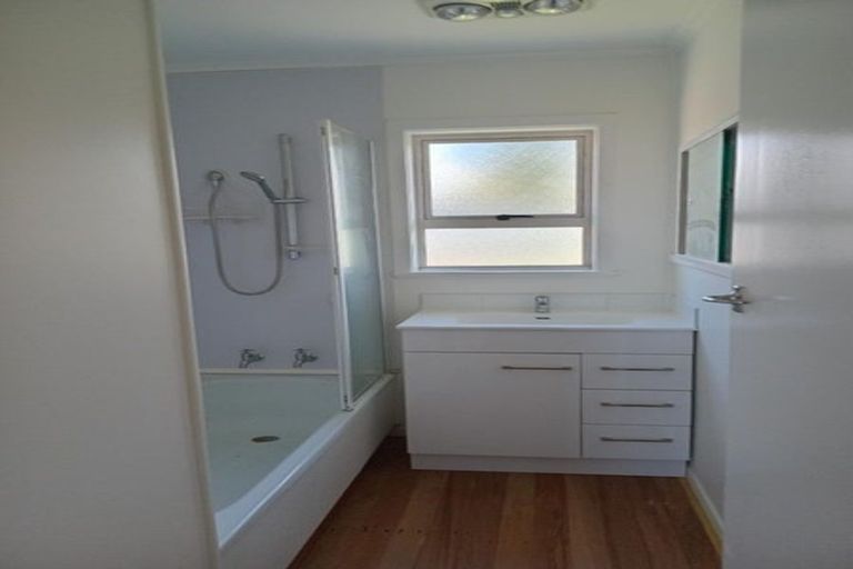 Photo of property in 8 Dawnhaven Drive, Te Atatu Peninsula, Auckland, 0610