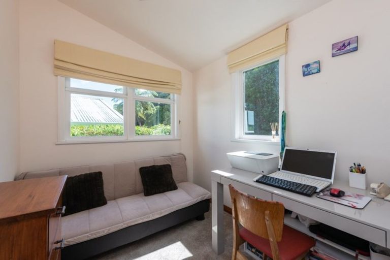 Photo of property in 16 Albemarle Road, Northland, Wellington, 6012