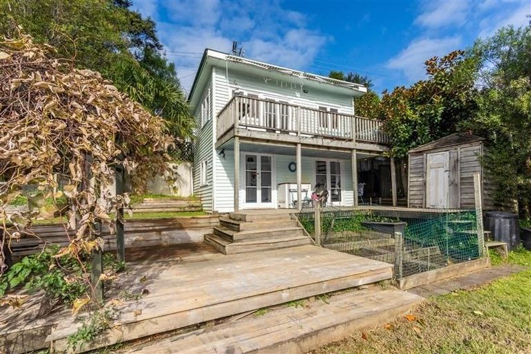 Photo of property in 8 Dorothy Road, Laingholm, Auckland, 0604