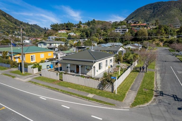 Photo of property in 47 Kent Street, Picton, 7220