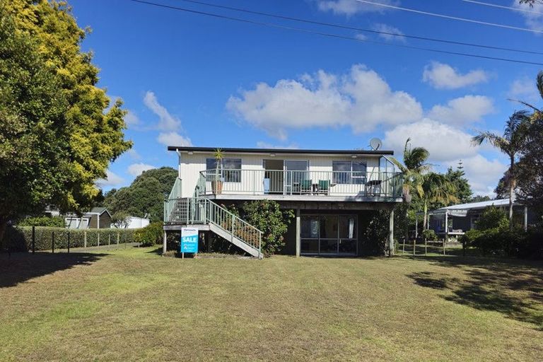 Photo of property in 20 Hardy Place, Cooks Beach, Whitianga, 3591