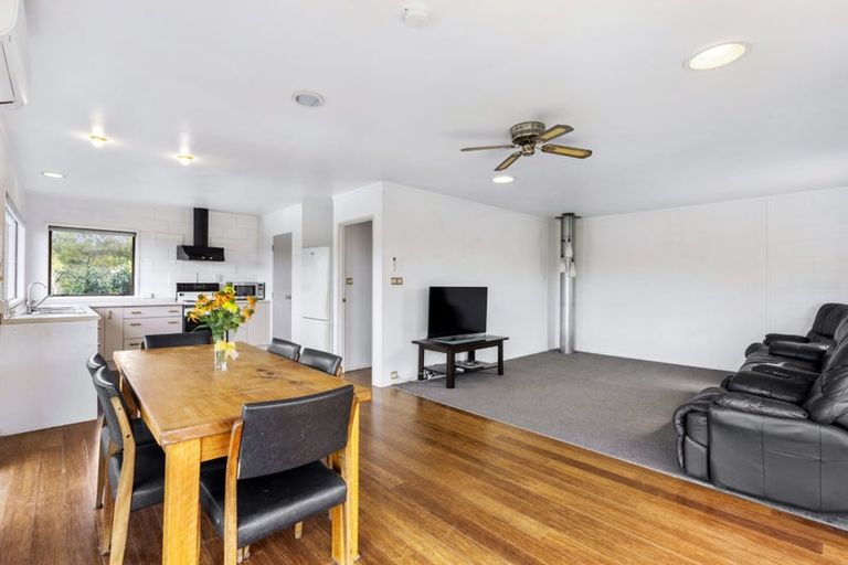 Photo of property in 2/90 Browns Bay Road, Rothesay Bay, Auckland, 0630