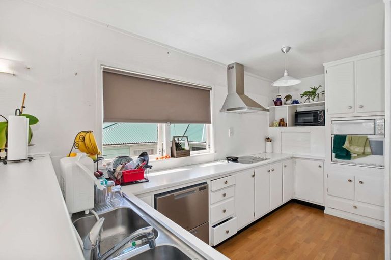 Photo of property in 12 De Val Drive, Titirangi, Auckland, 0604