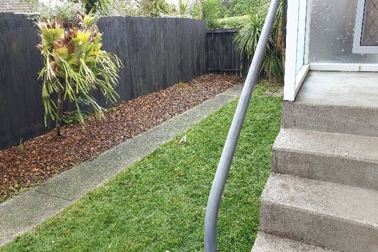 Photo of property in 2/8 Tobruk Crescent, Milford, Auckland, 0620