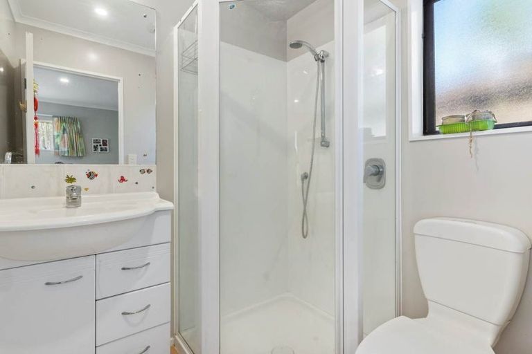 Photo of property in 90 Buscomb Avenue, Henderson, Auckland, 0610