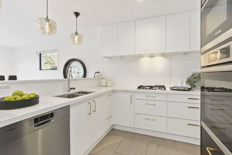 Photo of property in 2/15d Verran Road, Birkenhead, Auckland, 0626