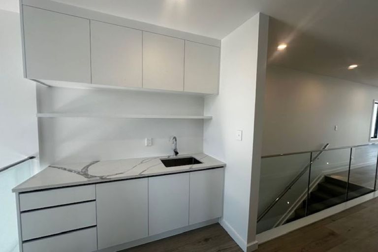 Photo of property in 35b Clyside Avenue, Half Moon Bay, Auckland, 2012