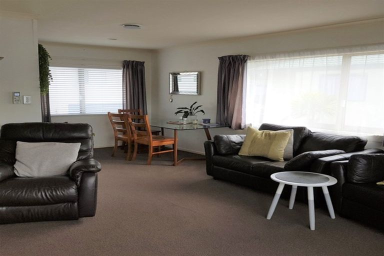 Photo of property in 2/18 Ocean View Road, Hatfields Beach, Orewa, 0931
