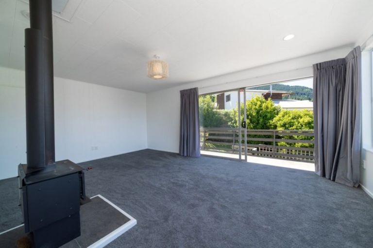 Photo of property in 22 Wynyard Crescent, Fernhill, Queenstown, 9300