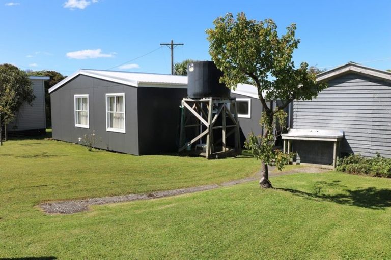 Photo of property in 8 Miro Street, Kaka Point, 9271