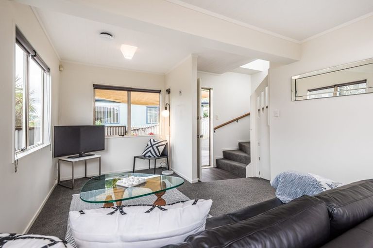 Photo of property in 1042a Great North Road, Point Chevalier, Auckland, 1022