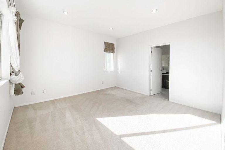 Photo of property in 21 Loughros Place, Pinehill, Auckland, 0632