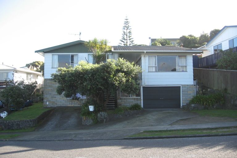 Photo of property in 11 Gloaming Hill, Titahi Bay, Porirua, 5022