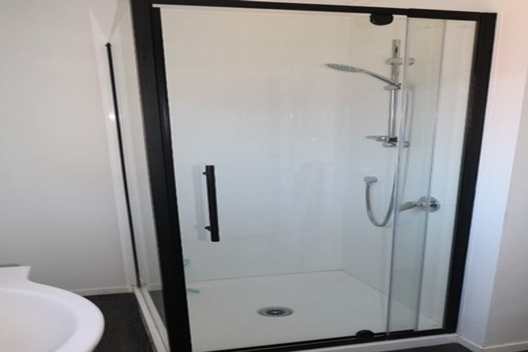 Photo of property in 24 Blueberry Grove, Timberlea, Upper Hutt, 5018