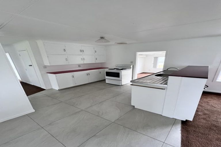 Photo of property in 93 Henderson Valley Road, Henderson, Auckland, 0612