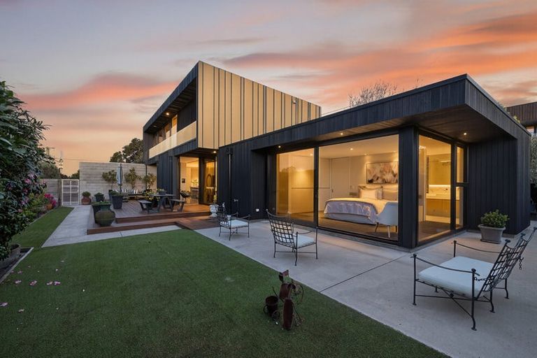 Photo of property in 98 Major Hornbrook Road, Mount Pleasant, Christchurch, 8081