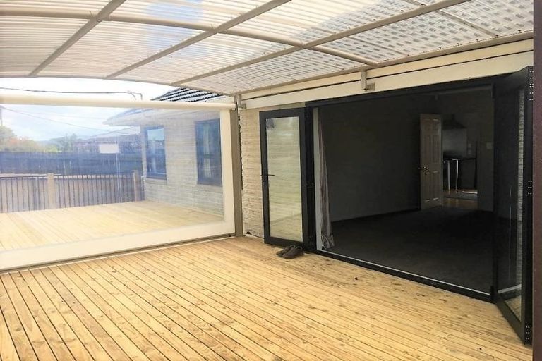 Photo of property in 21 Kirrie Avenue, Te Atatu South, Auckland, 0610