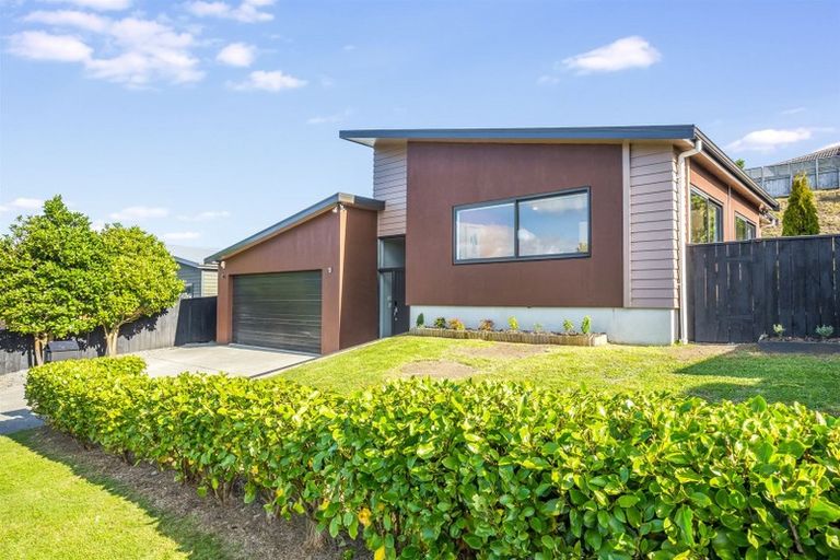 Photo of property in 32 Tongariro Drive, Aotea, Porirua, 5024