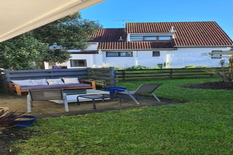 Photo of property in 3/220 East Coast Road, Forrest Hill, Auckland, 0620