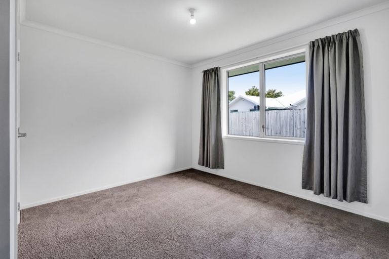 Photo of property in 17 Heta Road, Highlands Park, New Plymouth, 4312