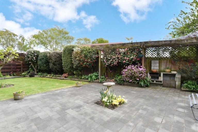 Photo of property in 17 Clivedon Place, Redwood, Christchurch, 8051