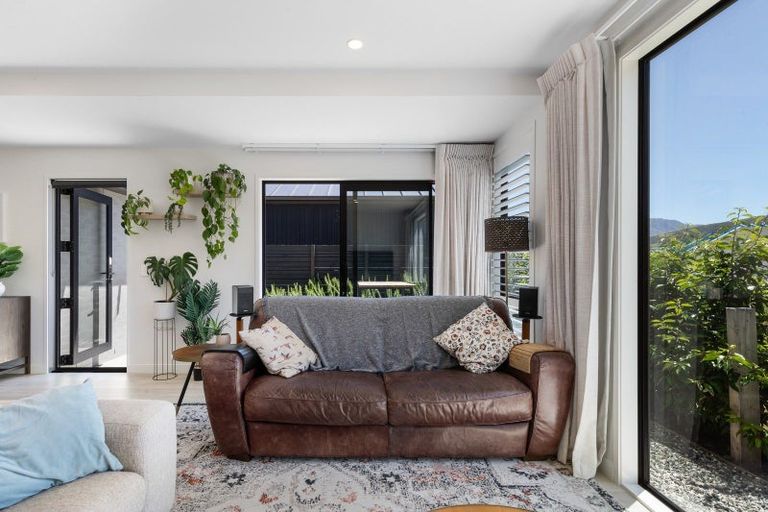 Photo of property in 10 Chapman Way, Jacks Point, 9371