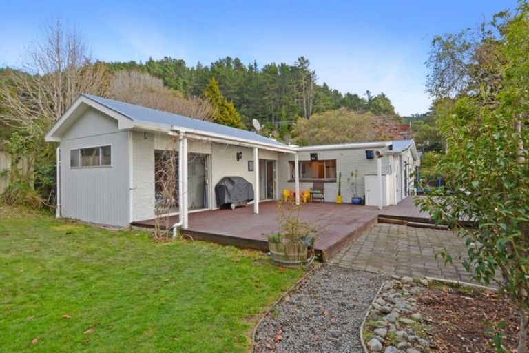 Photo of property in 5 Elmslie Road, Pinehaven, Upper Hutt, 5019