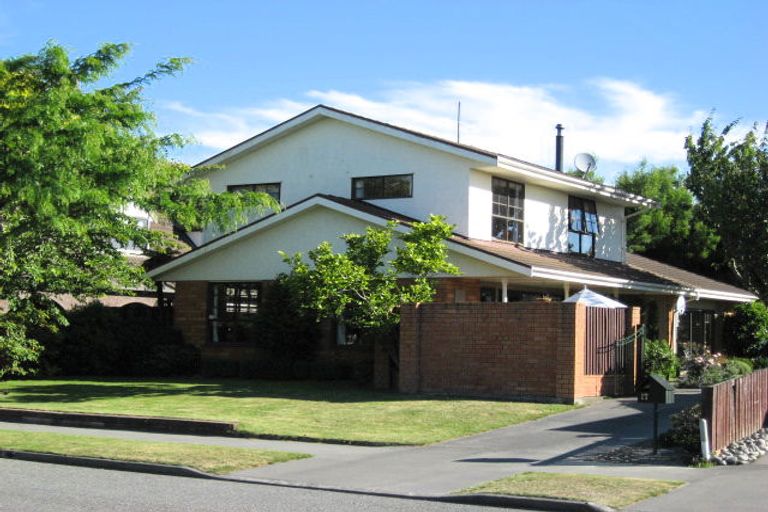 Photo of property in 17 Broadfell Avenue, Avonhead, Christchurch, 8042