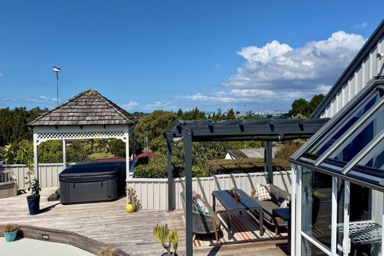 Photo of property in 52 Balmain Road, Chatswood, Auckland, 0626