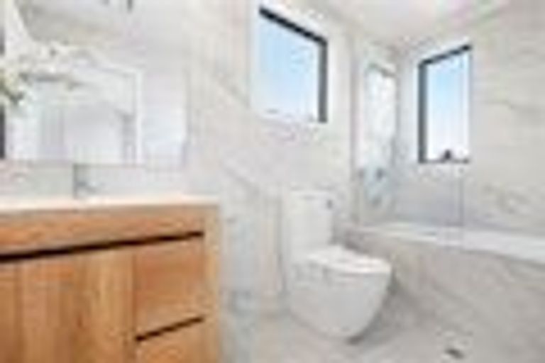 Photo of property in 2 Ingham Court, Fairview Heights, Auckland, 0632