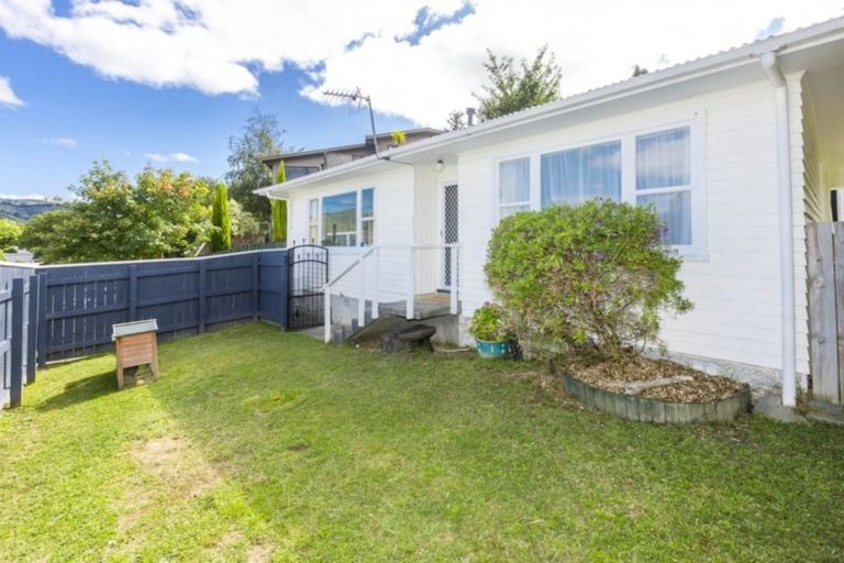 Photo of property in 29 Vista Crescent, Maoribank, Upper Hutt, 5018