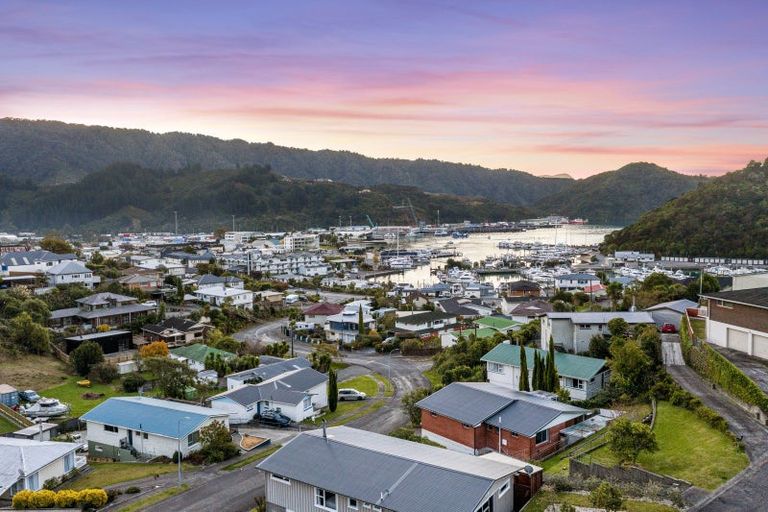 Photo of property in 29 Seaview Crescent, Picton, 7220