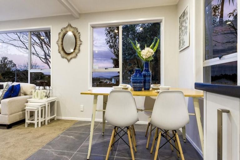 Photo of property in 17 Wanita Place, Totara Vale, Auckland, 0629